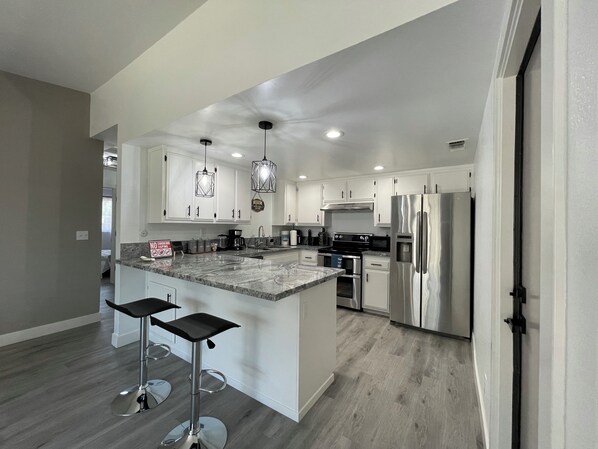 Kühlschrank, Mikrowelle, Ofen, Herdplatte