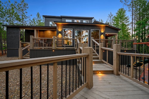 River Sound-Creekside Cabin with hottub,playset,pool table- Virtual Tour Available