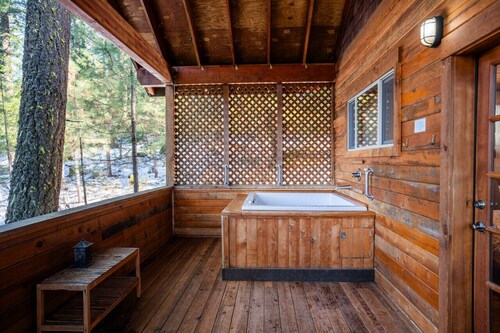 Pilot Rock Cabin w/ Jacuzzi and Wood Stove at Green Springs Inn