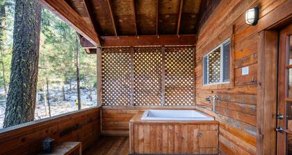 Pilot Rock Cabin w/ Jacuzzi and Wood Stove at Green Springs Inn