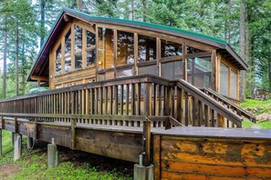 Exterior - Pilot Rock Cabin w/ Jacuzzi and Wood Stove at Green Springs Inn (Ashland)