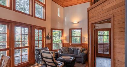 Pilot Rock Cabin w/ Jacuzzi and Wood Stove at Green Springs Inn