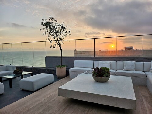 Luxury and private pool in the heart of Barranco. Rooftop with beautiful views.