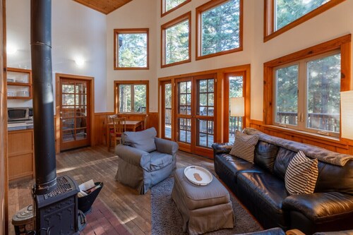 Agate Flats Cabin w/ Jacuzzi and Wood Stove at Green Springs Inn