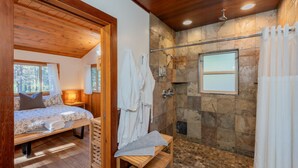 Ein Schlafzimmer mit Bett, Nachttisch und Fenster.