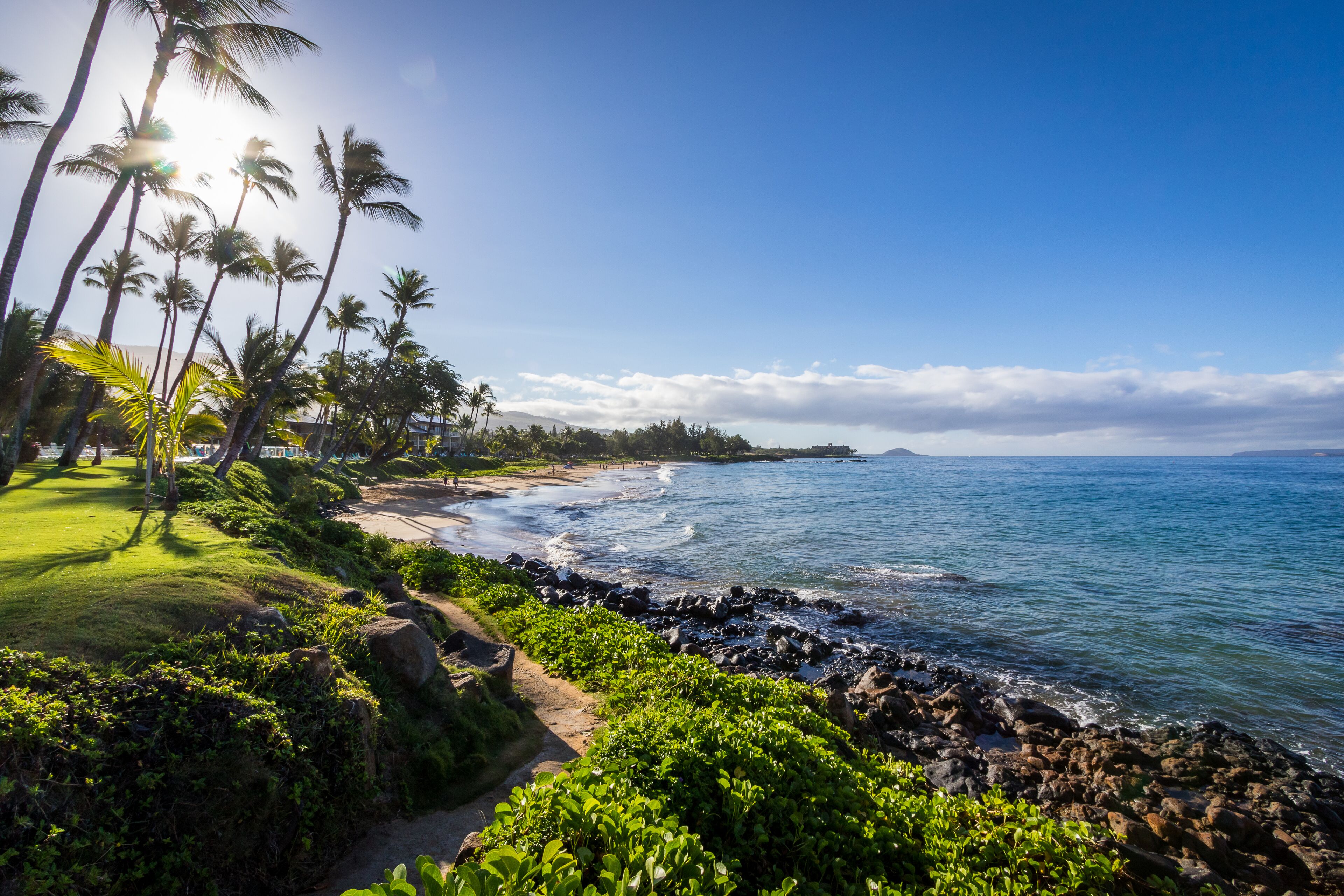 Nær stranden, hvit sand og strandhåndklær