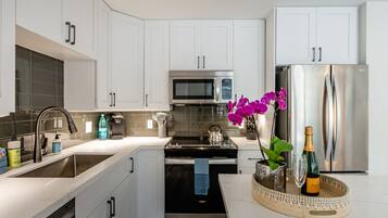 Condo Cao cấp | Bếp riêng | Tủ lạnh, lò vi sóng, lò nướng, máy rửa bát