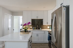 奢華公寓客房 | 私人廚房 | 大型冰箱、微波爐、烤箱、洗碗機