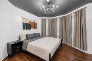3 quartos, ferros/tábuas de passar roupa, Wi-Fi, roupa de cama