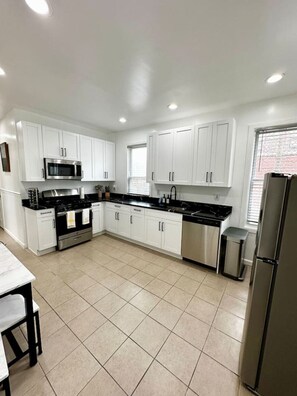 ثلاجة، ميكروويف، فرن، موقد طهي مسطح