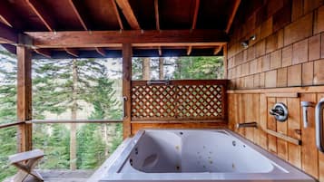 Indoor spa tub