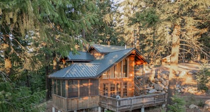 Boccard Point Cabin w/ Jacuzzi and Wood Stove at Green Springs Inn