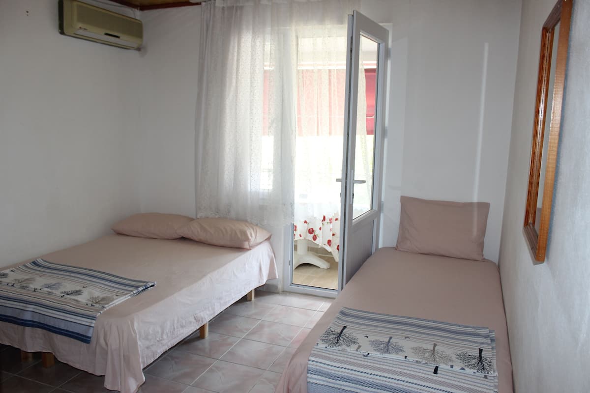 City Triple Room | Hypo-allergenic bedding, desk, free WiFi, bed sheets