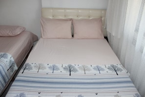 Familien-Doppel- oder -Zweibettzimmer | Allergikerbettwaren, Schreibtisch, kostenloses WLAN, Bettwäsche