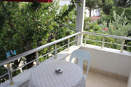 Classic Double Room, 1 Katil Kelamin (Double), Smoking, Mountain View | Pemandangan dari bilik