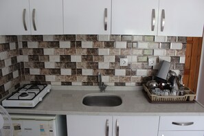 Quarto casal clássico, 1 cama de casal, para fumantes, vista para a montanha | Cozinha privada | Geladeira grande, cooktop, talheres/pratos/utensílios de cozinha