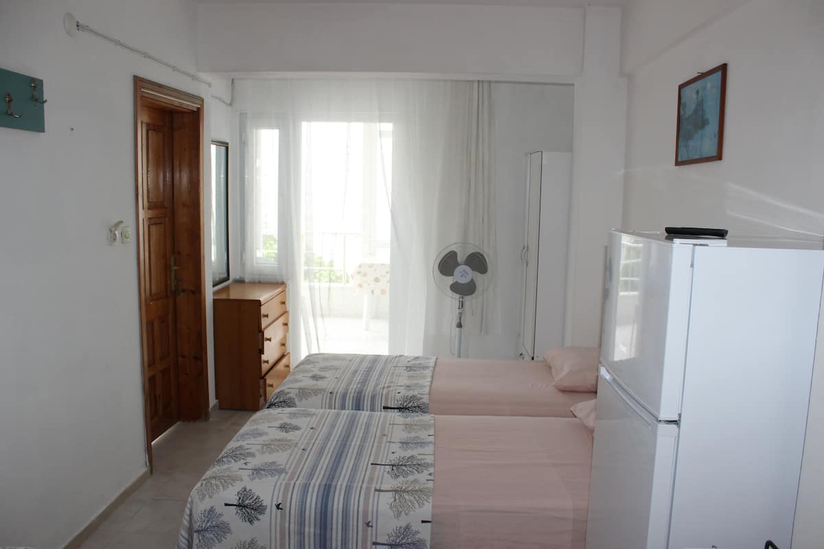 Comfort Triple Room | Hypo-allergenic bedding, desk, free WiFi, bed sheets