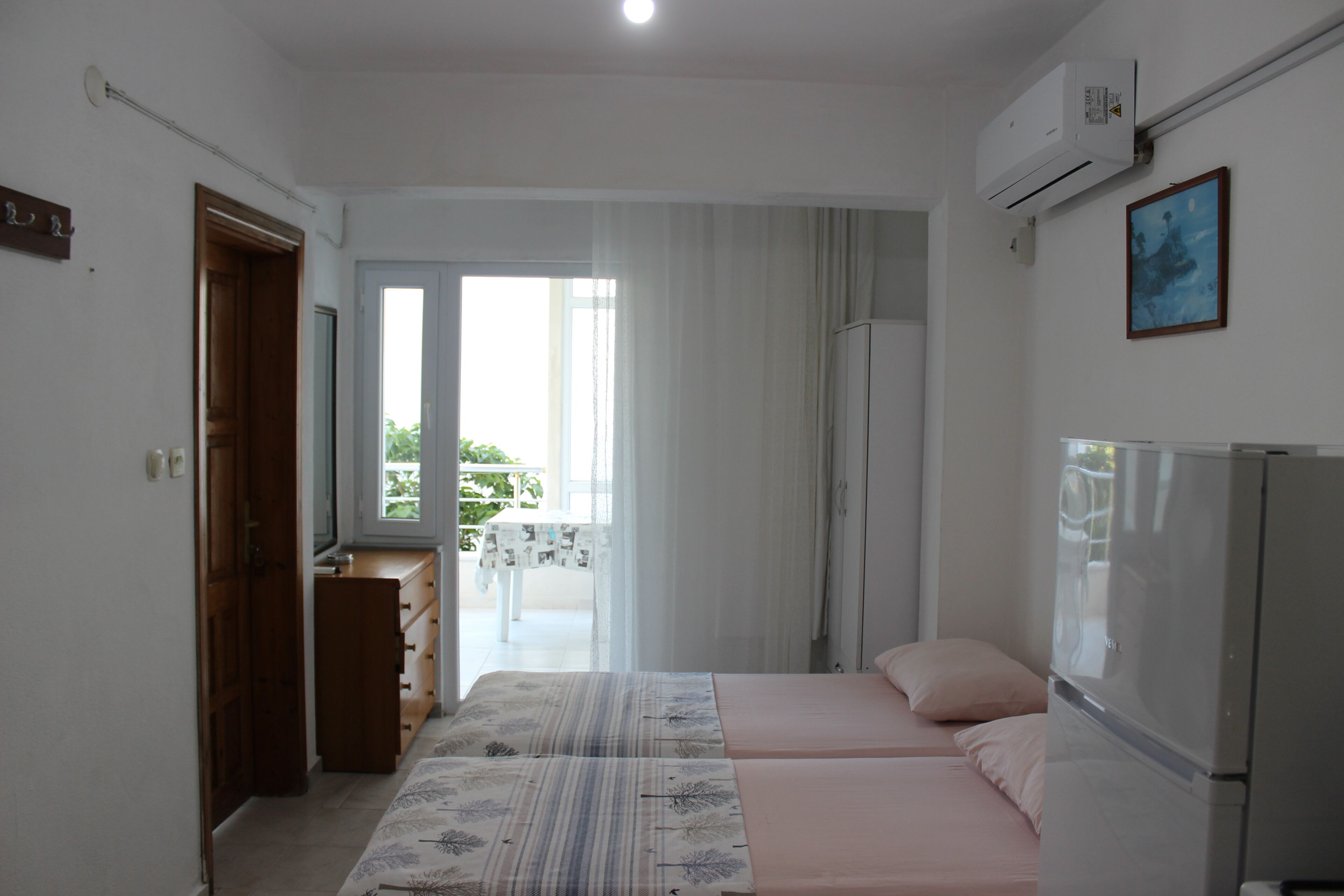 Comfort Triple Room | Hypo-allergenic bedding, desk, free WiFi, bed sheets