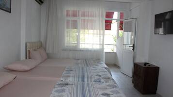 Hypo-allergenic bedding, desk, free WiFi, bed sheets