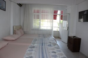 Quarto casal ou duplo família | Roupas de cama antialérgicas, escrivaninha, Wi-Fi de cortesia