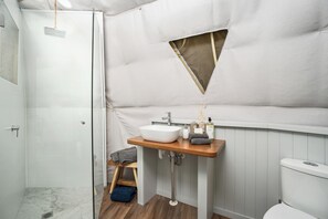 Dusche, Regendusche, umweltfreundliche Kosmetikartikel, Handtücher