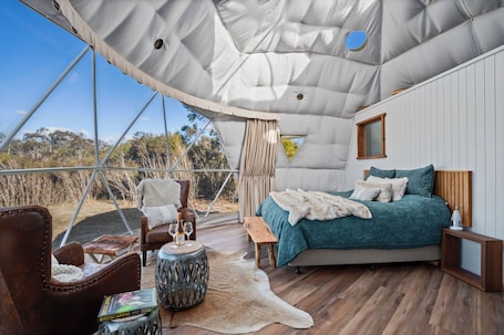 Luxury Cabin. Scribbly Farm Premium Dome Bush retreat Southern highlands