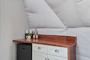 Couples’ dining - Scribbly Farm Premium Dome Bush retreat Southern highlands (High Range)