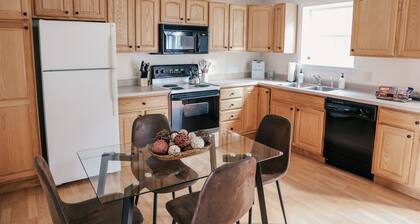 MaineStay Central Bangor Townhouse Near airport & Acadia Park w washer & dryer,