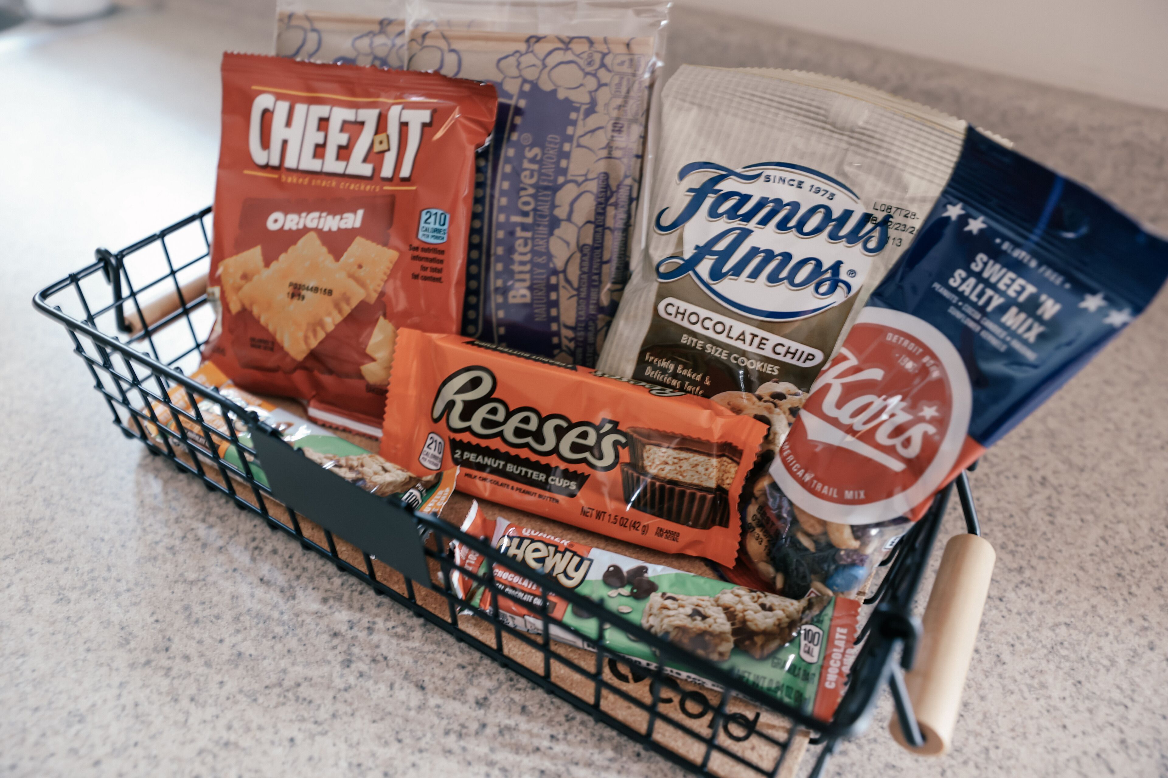 Korissa on erilaisia pikkupurtavia, kuten Cheez-It -keksejä, Famous Amos -keksejä ja Reese’s-suklaapatukoita.