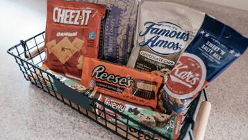 Korissa on erilaisia pikkupurtavia, kuten Cheez-It -keksejä, Famous Amos -keksejä ja Reese’s-suklaapatukoita.