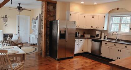 Hillside Haven: Luxe Farm Escape with 5BR - 2 King Bed - 2 Full Bath - Sleeps 10