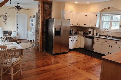 Hillside Haven: Luxe Farm Escape with 5BR - 2 King Bed - 2 Full Bath - Sleeps 10