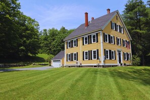 Exterior - Hillside Haven: Luxe Farm Escape with 5BR - 2 King Bed - 2 Full Bath - Sleeps 10 (Swanzey)