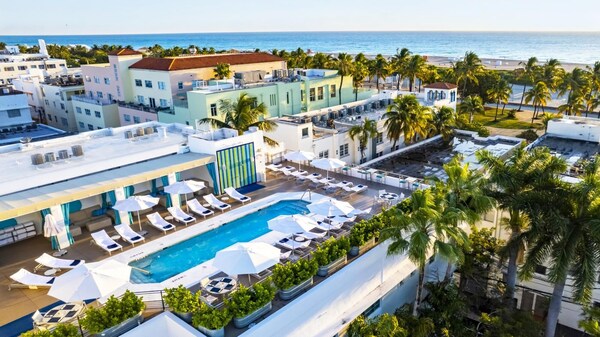 3 Room Beachfront Art Deco 4 Queen 6 Single Beds - Fisher Island, FL
