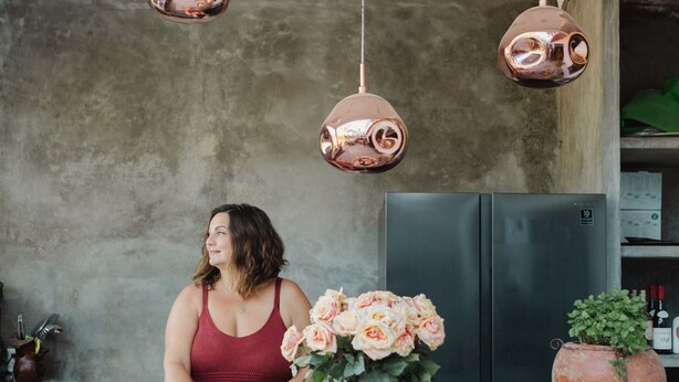 A kitchen with a central island, a refrigerator, and hanging copper pendant lights. - Casa Fénix - Sayulita (Sayulita)
