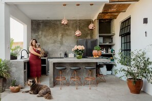 浪漫公寓, 1 張特大雙人床, 浴缸, 庭園 | 私人廚房 | 雪櫃、電熱水壺、攪拌機、廚房用具/餐具/器皿