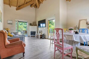 TV, fireplace - Country House in Lucena (Naveda)