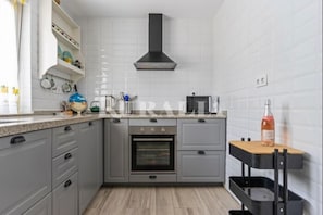 Kühlschrank, Mikrowelle, Ofen, Kochgeschirr/Geschirr/Besteck