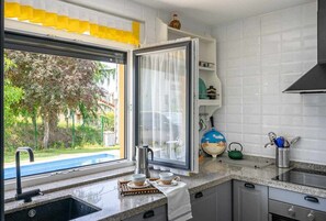Refrigerador, microondas, horno y utensilios de cocina 