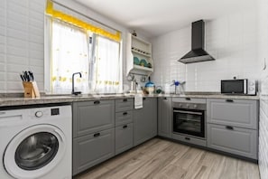 Coffee/tea maker, fridge, microwave, oven