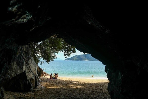 Departamento básico | Playa | Playa en los alrededores, playa de arena blanca y 8 bares en la playa