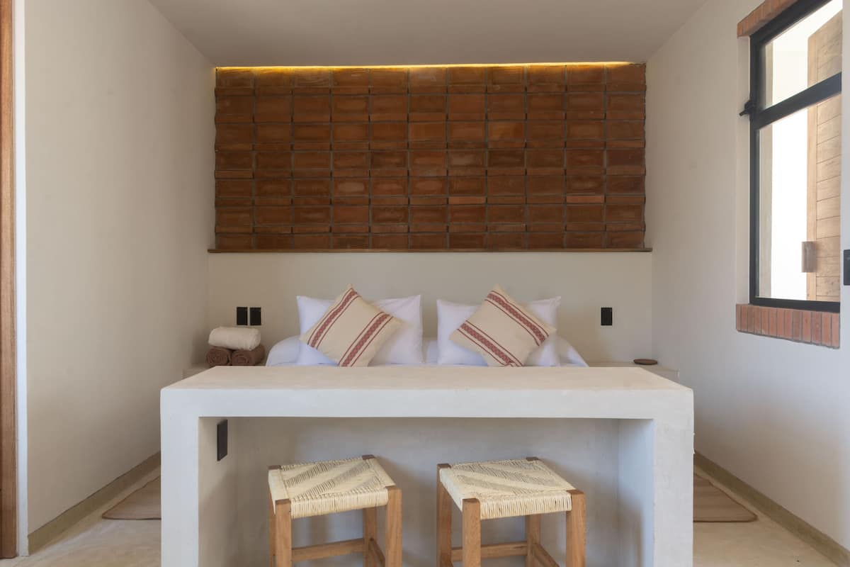 1 habitación, caja de seguridad en la habitación y escritorio 
