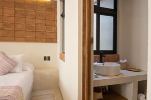 Comfort Apartment | Bathroom | Shower, rainfall showerhead, towels, toilet paper