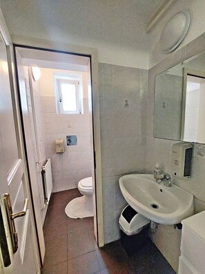 مناشف، صابون، ورق حمّام