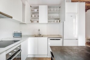 Kylskåp, mikrovågsugn, ugn och spishäll