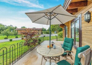 Outdoor dining - 2 bedroom accommodation in Ellesmere (Ellesmere)