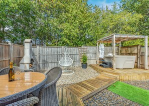 Outdoor dining - 2 bedroom accommodation in Ellesmere (Ellesmere)