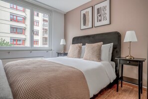 Iron/ironing board, WiFi, bed sheets - Gundeldingen studio w/ Storage, nr Train Station, by Blueground (Basel)