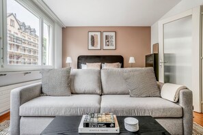 TV, stereo - Gundeldingen studio w/ Storage, nr Train Station, by Blueground (Basel)