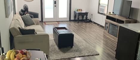 Smart TV, caminetto, libri, stampante